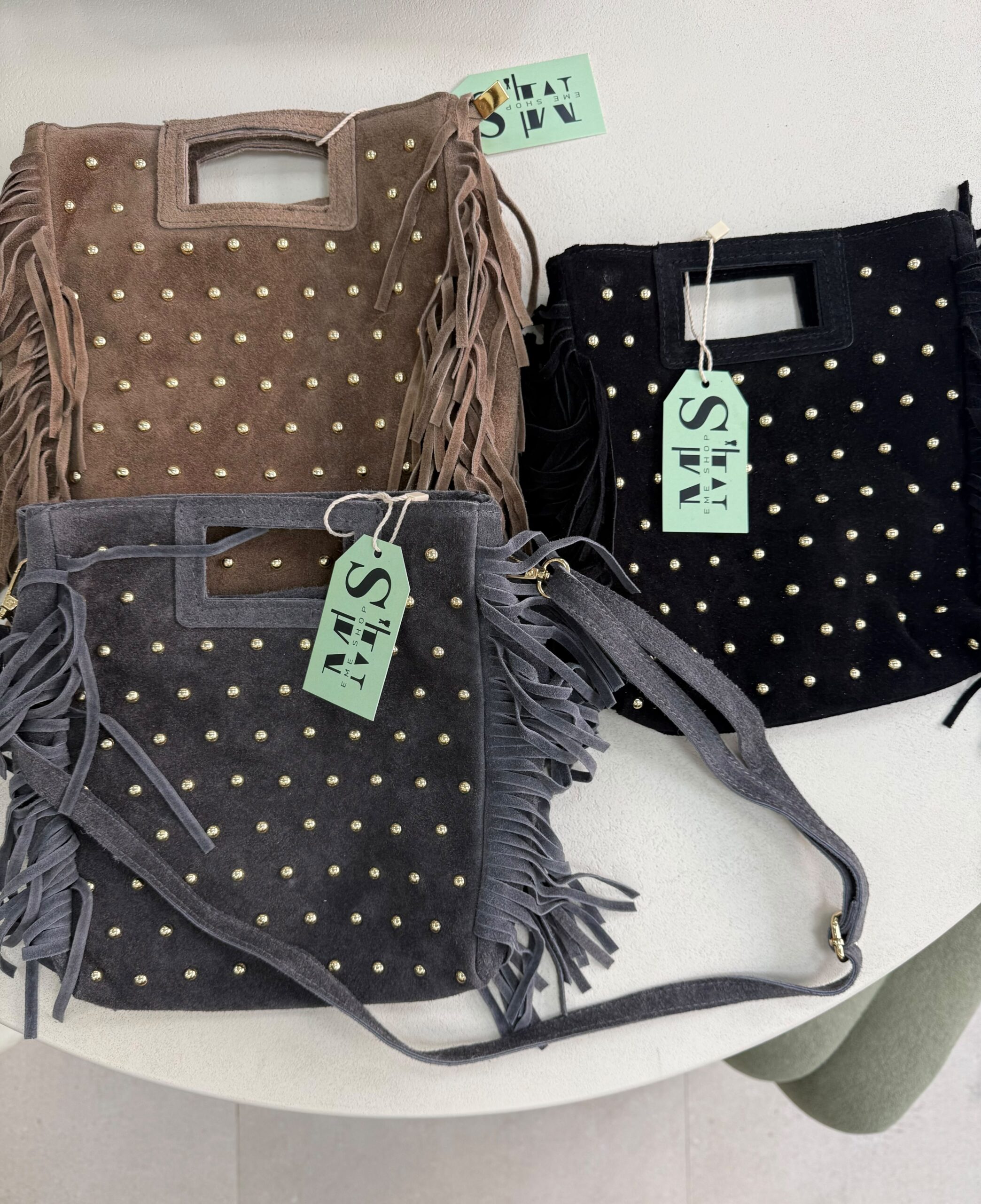 Bolso flecos tachuelas