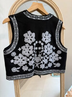 Chaleco bordado con brillantes