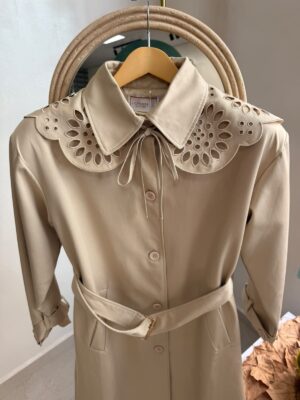 Gabardina cuello calado
