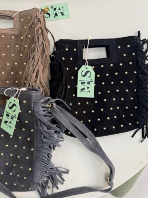Bolso flecos tachuelas