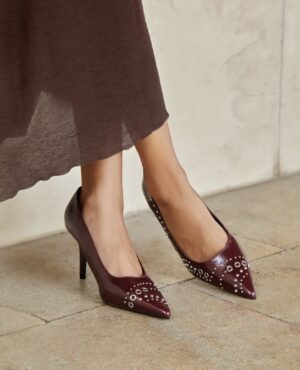Zapatos tacón tachuelas