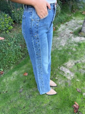 Pantalon tachuelas doradas