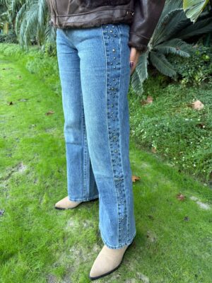 Pantalon tachuelas doradas