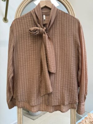 Camisa marrón lazo