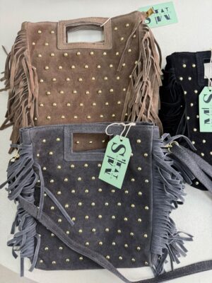 Bolso flecos tachuelas